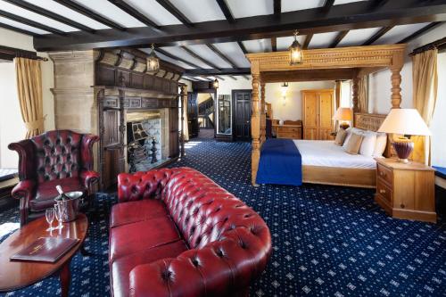 惠特比Bagdale Hall & Annexe的酒店客房设有一张沙发和一张床