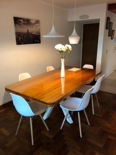 门多萨Mdz Apartments II的餐桌、椅子和花瓶