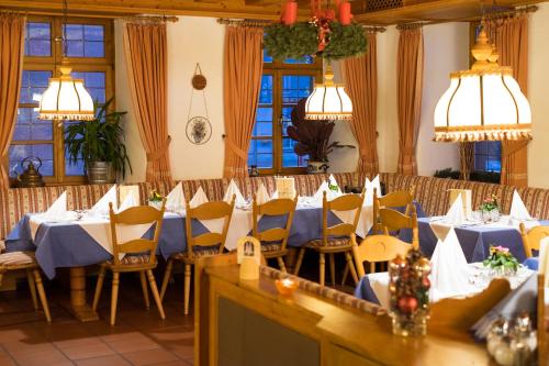 富特旺根欧克森酒店的一间设有蓝色桌椅和窗户的用餐室