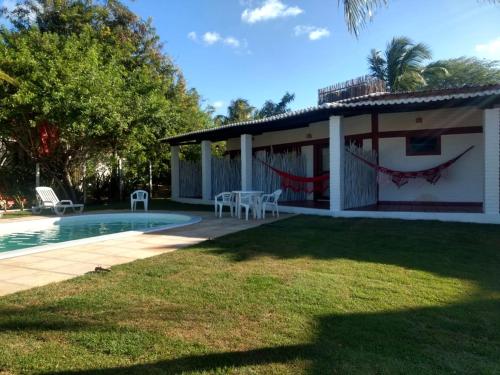 圣米格尔-杜戈斯托苏RANCHO GOSTOSO POUSADA的一座带游泳池和房子的别墅