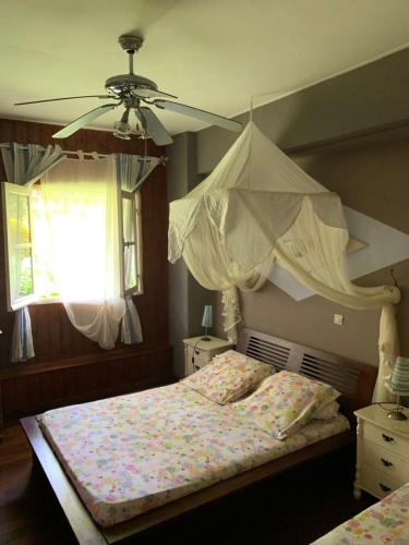 圣罗斯Matilona的一间卧室配有一张床和吊扇