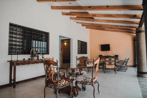 瓦哈卡市Casa Teotitlán的客厅配有桌椅和电视。