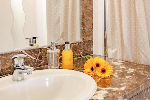 丰沙尔Apartment Formosa - Infinity pool的浴室的柜台设有水槽和镜子