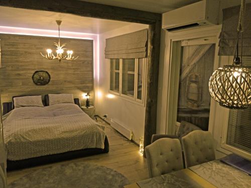 塔库沃里Apartments Huili的一间卧室配有一张床和一个吊灯