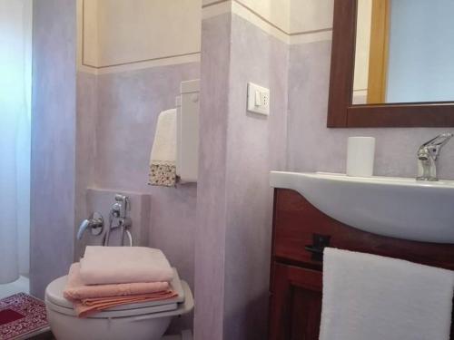 拉泰里纳La Torretta的浴室配有盥洗盆和带毛巾的卫生间。