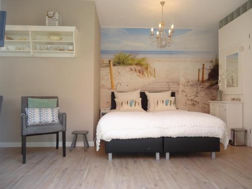 东卡佩勒Bed & Breakfast Zeeduinsepoort的一间卧室配有一张床和一把椅子