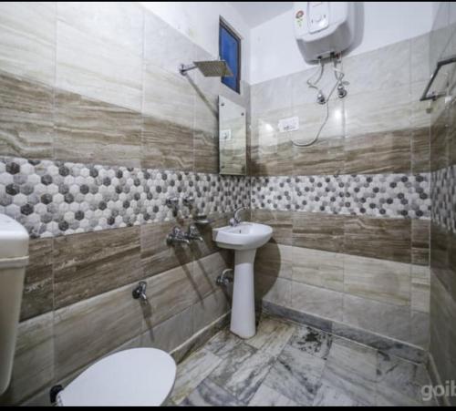 格德拉格德拉今日酒店的一间带水槽、卫生间和镜子的浴室