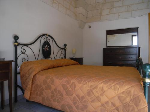 新福卡Casa Nina by RENTHOUSESALENTO - a 50 m dal mare的一间卧室配有一张床、梳妆台和镜子