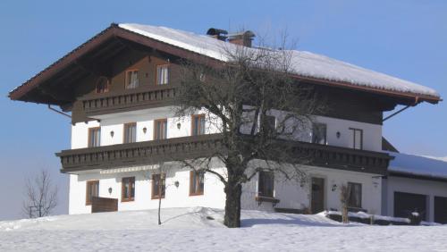 阿布特瑙Vorderwimmhof的一座大建筑,下雪时有树