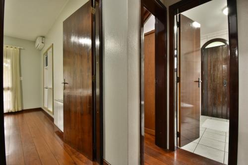 格拉玛多佩克诺博斯克酒店的走廊设有木门和镜子