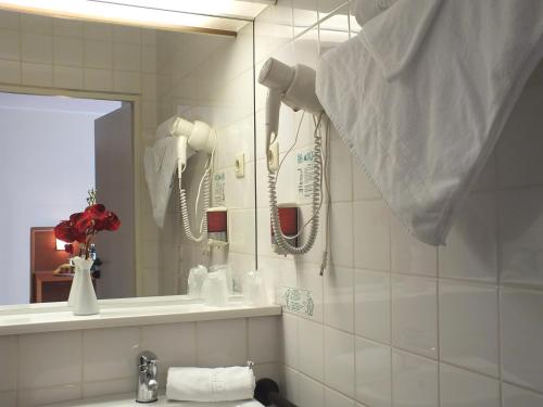 奥尔斯贝格奥斯贝格公园酒店的一间带水槽和镜子的浴室