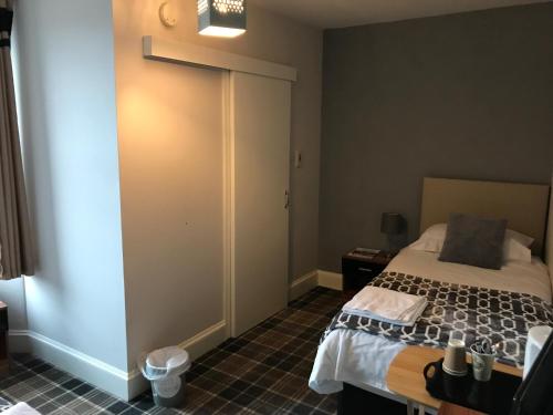 达夫敦Whisky Capital Inn的一间卧室设有一张床和一个推拉门