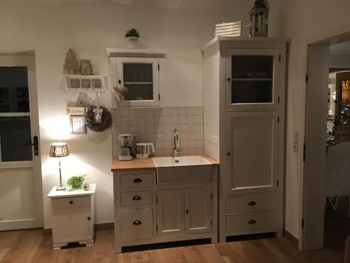 克洛彭堡White Cottage Garden的厨房配有水槽和橱柜
