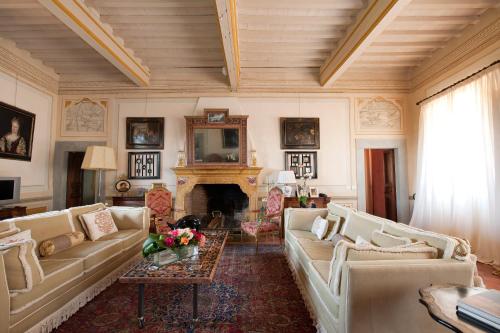 卡斯泰尔菲奥伦蒂诺Villa di Cabbiavoli的带沙发和壁炉的客厅