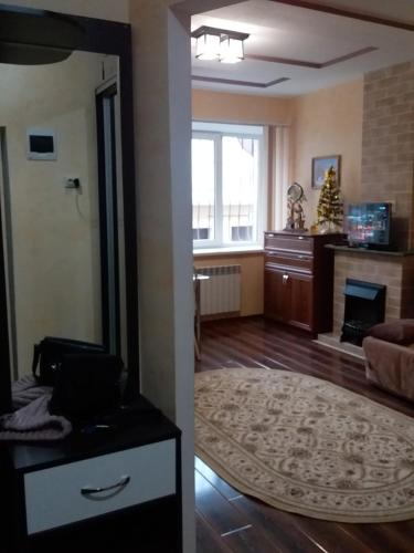 Ordzhonikidze Street Apartment的电视和/或娱乐中心