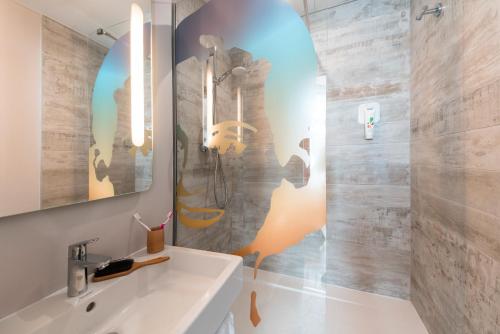 耶尔Ibis Styles Hyères Rooftop & Spa的一间带水槽和淋浴的浴室