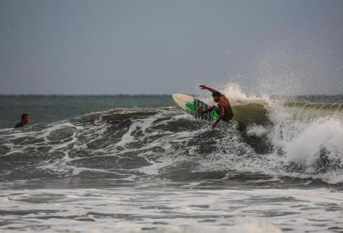 PetacaltepeTapas & Surf的海浪冲浪的人