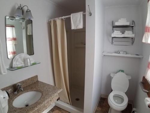 威尔斯海滩湾顶汽车旅馆的带淋浴、卫生间和盥洗盆的浴室