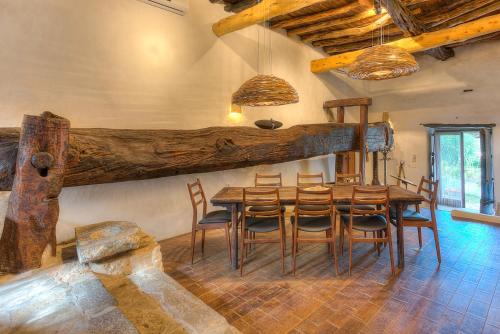 圣洛伦索巴拉菲Can Quince de Balafia - Turismo de Interior的一间带木桌和椅子的用餐室