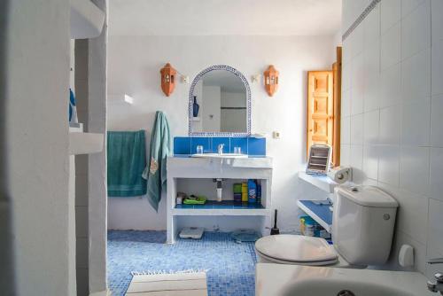 弗里希利亚纳Beach and Mountains的一间带水槽、卫生间和镜子的浴室