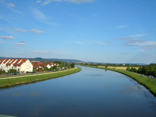 布滕汉姆Sterne-Ferienwohnung-Apartment Regnitztal的享有河流美景,拥有房屋的背景