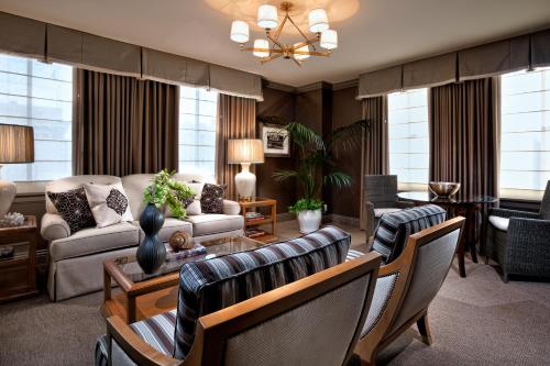 洛杉矶运动俱乐部酒店的休息区