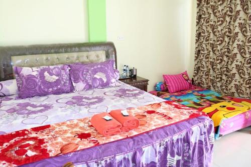 沙璜Yulia Resort的一间卧室配有一张带拖鞋的床。