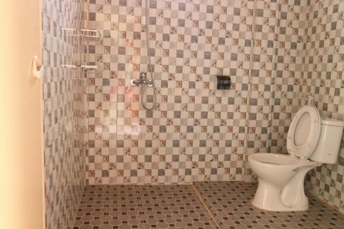 图克图克Laster Jony的的一间带卫生间和淋浴的浴室