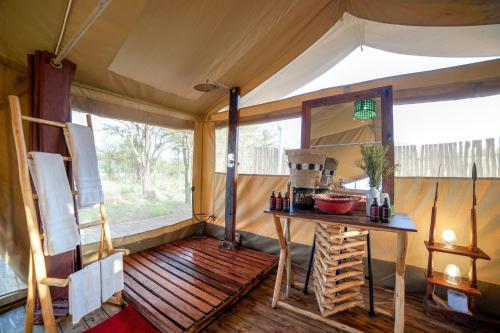 塞伦盖蒂国家公园Asanja Moru的一间房间,房间内设有一张桌子和一面镜子