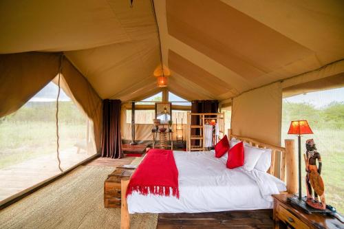 塞伦盖蒂国家公园Asanja Moru的帐篷内一间卧室,配有一张床