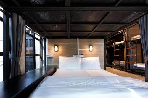 BED STATION Hostel Khaosan客房内的一张或多张床位