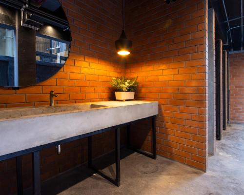 曼谷BED STATION Hostel Khaosan的一间带水槽和砖墙的浴室