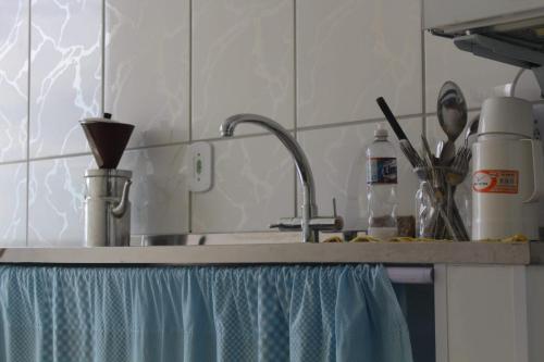 伊塔蒂亚亚Stay in Itatiaia的厨房台面设有水槽和水槽