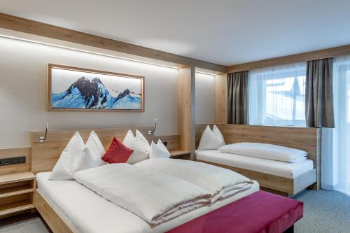 奥伯古格尔布洛萨住宿加早餐旅馆的酒店客房设有两张床和窗户。