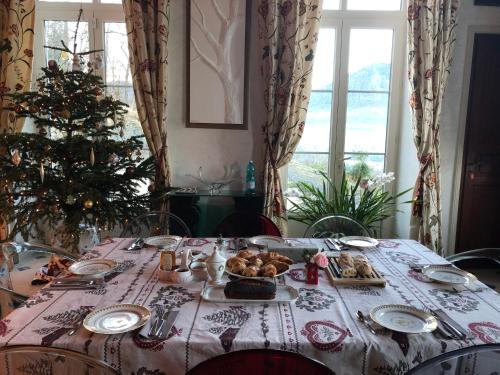 Sévignacq-MeyracqChâteau de Druon的餐桌上挂着圣诞树