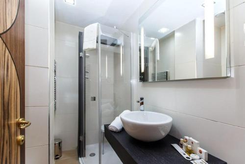 TaghitTAGHIT SAOURA的白色的浴室设有水槽和淋浴。