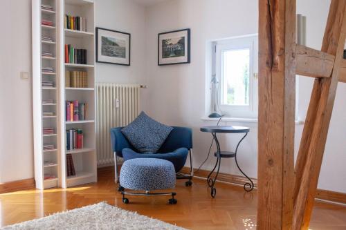 普特布斯Fürstlich wohnen的客厅配有椅子和桌子