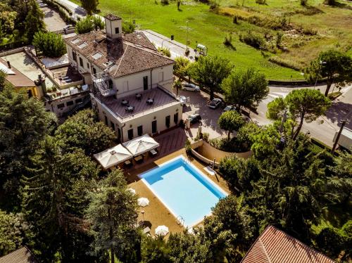 西尔米奥奈多加纳酒店的享有带游泳池的房屋的空中景致