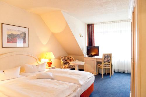 马林贝格威格斯罗格酒店的一间酒店客房,配有一张床和一台电视