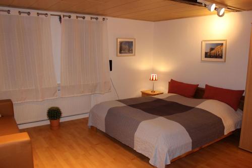 卡塞尔Apartment 003 Kassel Harleshausen的一间卧室设有一张床和一个窗口