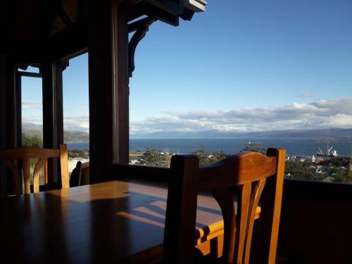 乌斯怀亚Ushuaia Lodge Las Margaritas 430的一张餐桌,享有海景