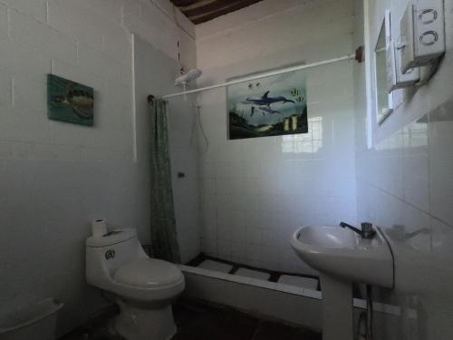 埃尔蒙特Hammock plantation的一间带卫生间和水槽的浴室