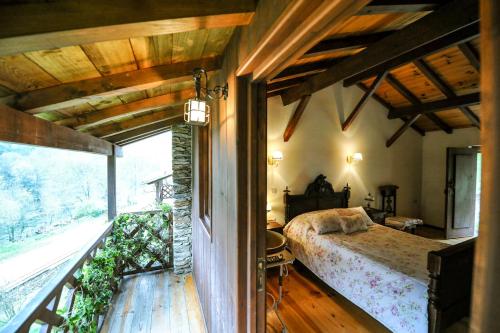 代雷堡雷贝科萨农场酒店 - 乡村旅游的一间卧室设有一张床和一个阳台