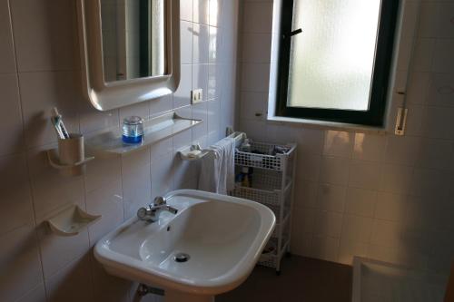 马鲁焦Casa Serena的一间带水槽和镜子的浴室以及窗户。