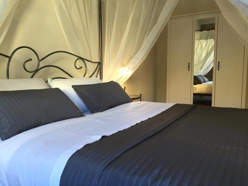 彼得拉桑塔Suite CALLIOPE - LE MUSE的一间卧室配有一张带蓝白色床单的大床