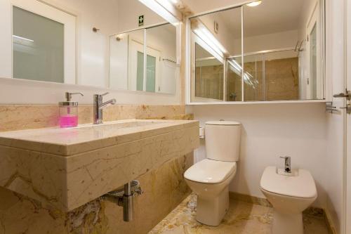 里斯本Exquisit Flat Left的一间带大理石盥洗盆和卫生间的浴室