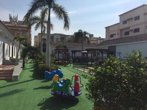 吉达Jeddah Wakan Villas的儿童游乐场,草地上放玩具