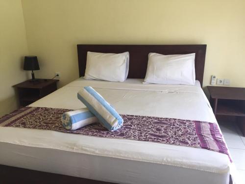 艾湄湾Tanaya Homestay的床上有2个枕头