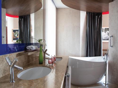 Jumeirah Creekside Dubai的一间浴室