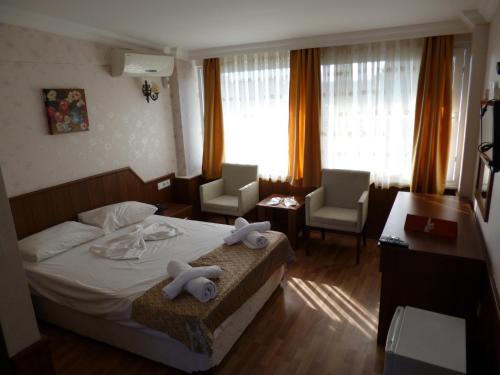 Marmaraereglisi伊斯坦布尔伊尔迪兹酒店的酒店客房,配有带毛巾的床